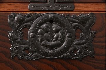 中古　美品　岩谷堂箪笥　迫力ある杢目と存在感のある金具が目を惹く整理箪笥(和タンス、引き出し、チェスト)(R-051770)