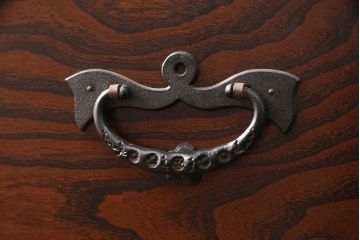 中古　美品　岩谷堂箪笥　迫力ある杢目と存在感のある金具が目を惹く整理箪笥(和タンス、引き出し、チェスト)(R-051770)