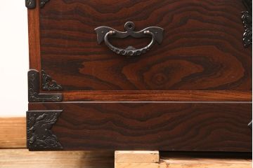 中古　美品　岩谷堂箪笥　迫力ある杢目と存在感のある金具が目を惹く整理箪笥(和タンス、引き出し、チェスト)(R-051770)