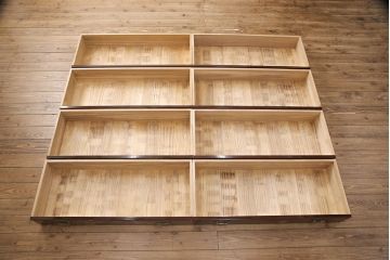中古　美品　本漆溜塗り　美しい花の蒔絵が目を引く二段重ね箪笥(定価220万円)(和タンス、引き出し、チェスト)(R-051771)