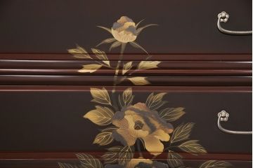 中古　美品　本漆溜塗り　美しい花の蒔絵が目を引く二段重ね箪笥(定価220万円)(和タンス、引き出し、チェスト)(R-051771)