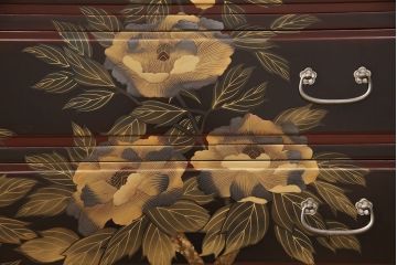 中古　美品　本漆溜塗り　美しい花の蒔絵が目を引く二段重ね箪笥(定価220万円)(和タンス、引き出し、チェスト)(R-051771)