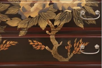 中古　美品　本漆溜塗り　美しい花の蒔絵が目を引く二段重ね箪笥(定価220万円)(和タンス、引き出し、チェスト)(R-051771)
