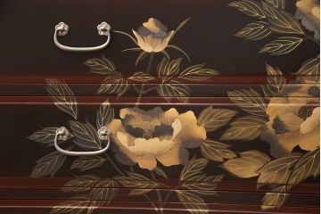 中古　美品　本漆溜塗り　美しい花の蒔絵が目を引く二段重ね箪笥(定価220万円)(和タンス、引き出し、チェスト)(R-051771)