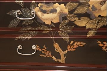 中古　美品　本漆溜塗り　美しい花の蒔絵が目を引く二段重ね箪笥(定価220万円)(和タンス、引き出し、チェスト)(R-051771)