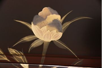 中古　美品　本漆溜塗り　美しい花の蒔絵が目を引く二段重ね箪笥(定価220万円)(和タンス、引き出し、チェスト)(R-051771)