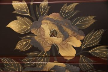 中古　美品　本漆溜塗り　美しい花の蒔絵が目を引く二段重ね箪笥(定価220万円)(和タンス、引き出し、チェスト)(R-051771)