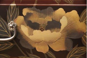 中古　美品　本漆溜塗り　美しい花の蒔絵が目を引く二段重ね箪笥(定価220万円)(和タンス、引き出し、チェスト)(R-051771)