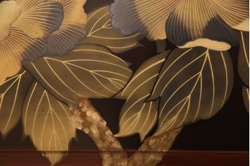 中古　美品　本漆溜塗り　美しい花の蒔絵が目を引く二段重ね箪笥(定価220万円)(和タンス、引き出し、チェスト)(R-051771)