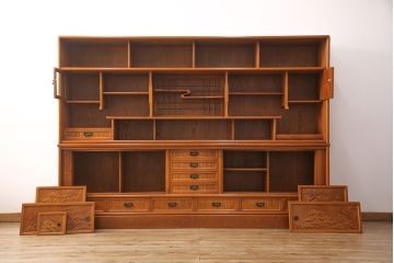 中古　美品　前面ケヤキ材　なかなかお目にかかれない特大サイズの2段重ね茶箪笥(茶棚、食器棚、収納棚、キャビネット、戸棚)(定価約135万円)(R-051786)