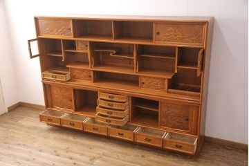 中古　美品　前面ケヤキ材　なかなかお目にかかれない特大サイズの2段重ね茶箪笥(茶棚、食器棚、収納棚、キャビネット、戸棚)(定価約135万円)(R-051786)