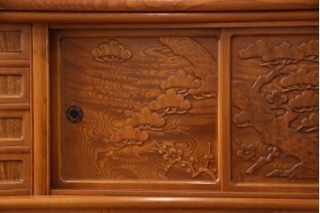中古　美品　前面ケヤキ材　なかなかお目にかかれない特大サイズの2段重ね茶箪笥(茶棚、食器棚、収納棚、キャビネット、戸棚)(定価約135万円)(R-051786)