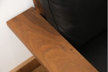 中古　REAL Style(リアルスタイル)　GRAN sofa(グランソファ)　ウォールナット無垢材　本革　モダンな空間を演出する3人掛けソファ(三人掛け、3P、アームソファ)(R-051790)