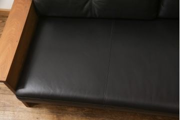 中古　REAL Style(リアルスタイル)　GRAN sofa(グランソファ)　ウォールナット無垢材　本革　モダンな空間を演出する3人掛けソファ(三人掛け、3P、アームソファ)(R-051790)