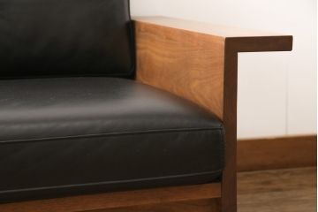 中古　REAL Style(リアルスタイル)　GRAN sofa(グランソファ)　ウォールナット無垢材　本革　モダンな空間を演出する3人掛けソファ(三人掛け、3P、アームソファ)(R-051790)