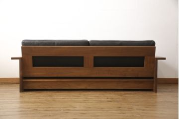 中古　REAL Style(リアルスタイル)　GRAN sofa(グランソファ)　ウォールナット無垢材　本革　モダンな空間を演出する3人掛けソファ(三人掛け、3P、アームソファ)(R-051790)