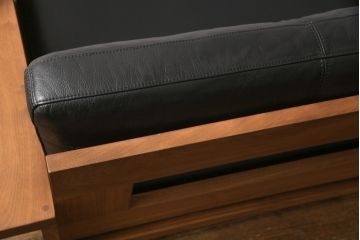中古　REAL Style(リアルスタイル)　GRAN sofa(グランソファ)　ウォールナット無垢材　本革　モダンな空間を演出する3人掛けソファ(三人掛け、3P、アームソファ)(R-051790)