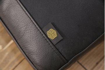 中古　REAL Style(リアルスタイル)　GRAN sofa(グランソファ)　ウォールナット無垢材　本革　モダンな空間を演出する3人掛けソファ(三人掛け、3P、アームソファ)(R-051790)