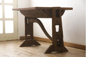 中古　海外輸入家具　大胆に使われた古木が目を惹くテーブル(古材テーブル、流木テーブル、机)(R-051792)
