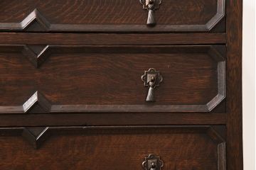 イギリスアンティーク　オーク材　取っ手が可愛らしい、凝った作りのチェスト(引き出し、サイドボード)(R-051794)