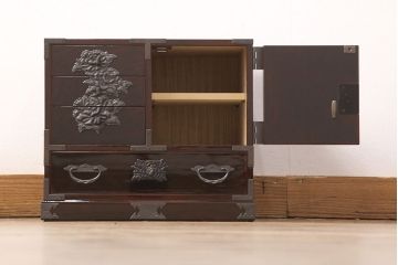 中古　極美品　欅産業　KM-3D　木地呂漆塗り　迫力のある手打ち金具が目を引く仙台民芸小箪笥(片開小箪笥、小引き出し)(R-051800)