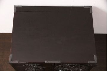 中古　極美品　欅産業　KM-3D　木地呂漆塗り　迫力のある手打ち金具が目を引く仙台民芸小箪笥(片開小箪笥、小引き出し)(R-051800)