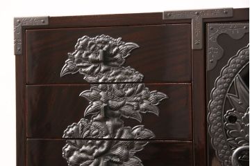 中古　極美品　欅産業　KM-3D　木地呂漆塗り　迫力のある手打ち金具が目を引く仙台民芸小箪笥(片開小箪笥、小引き出し)(R-051800)