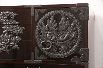 中古　極美品　欅産業　KM-3D　木地呂漆塗り　迫力のある手打ち金具が目を引く仙台民芸小箪笥(片開小箪笥、小引き出し)(R-051800)