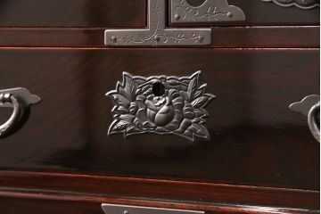 中古　極美品　欅産業　KM-3D　木地呂漆塗り　迫力のある手打ち金具が目を引く仙台民芸小箪笥(片開小箪笥、小引き出し)(R-051800)