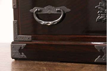 中古　極美品　欅産業　KM-3D　木地呂漆塗り　迫力のある手打ち金具が目を引く仙台民芸小箪笥(片開小箪笥、小引き出し)(R-051800)
