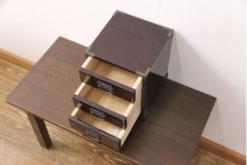 中古　極美品　欅産業　KM-2D　木地呂漆塗り　迫力のある手打ち金具が目を引く仙台民芸小箪笥(小抽箪笥、小引き出し)(R-051801)