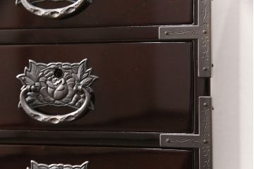 中古　極美品　欅産業　KM-2D　木地呂漆塗り　迫力のある手打ち金具が目を引く仙台民芸小箪笥(小抽箪笥、小引き出し)(R-051801)