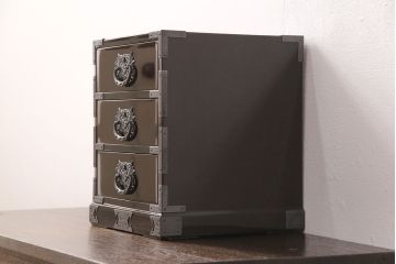 中古　極美品　欅産業　KM-2D　木地呂漆塗り　迫力のある手打ち金具が目を引く仙台民芸小箪笥(小抽箪笥、小引き出し)(R-051801)