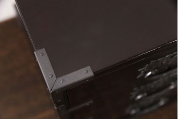 中古　極美品　欅産業　KM-2D　木地呂漆塗り　迫力のある手打ち金具が目を引く仙台民芸小箪笥(小抽箪笥、小引き出し)(R-051801)