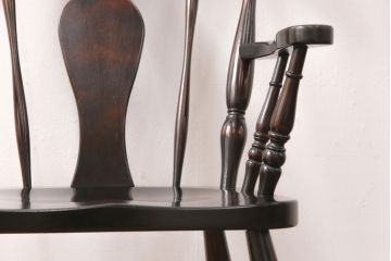 中古　北海道民芸家具　上品な雰囲気漂うアームチェア(ウィンザーチェア、ダイニングチェア、板座チェア、ウインザーチェア)(R-051803)