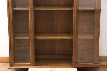 中古　DREXEL HERITAGE(ドレクセルヘリテイジ)　Triune(トライユン)　チャイナ　脚(台輪)付きリメイク　シンプルでクラシカルな佇まいが魅力のサイドキャビネット(ブックケース、本箱、収納棚、飾り棚)(R-051804)
