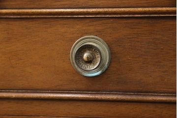 中古　DREXEL HERITAGE(ドレクセルヘリテイジ)　Triune(トライユン)　チャイナ　天板リメイク　クラシカルな佇まいが魅力のサイドボード(サイドキャビネット、収納棚、飾り棚)(R-051805)