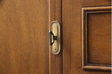 中古　DREXEL HERITAGE(ドレクセルヘリテイジ)　Triune(トライユン)　チャイナ　天板リメイク　クラシカルな佇まいが魅力のサイドボード(サイドキャビネット、収納棚、飾り棚)(R-051805)