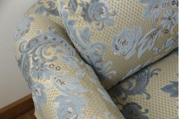 中古　超美品　DREXEL HERITAGE(ドレクセルヘリテイジ)　水色の花柄が上品な3人掛けソファ(定価約100万円)(アームソファ、三人掛け、3P)(R-051810)