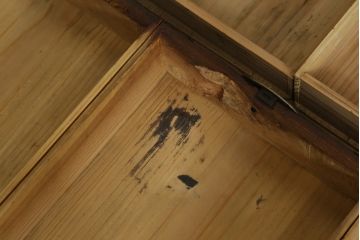 和製アンティーク　極上　三方ケヤキ材　印象的な丸い金具と、ケヤキの杢目が互いに引き立て合う上手二本松帳場箪笥(収納箪笥、引き出し、サイドキャビネット、戸棚)(R-051814)