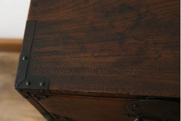和製アンティーク　極上　三方ケヤキ材　印象的な丸い金具と、ケヤキの杢目が互いに引き立て合う上手二本松帳場箪笥(収納箪笥、引き出し、サイドキャビネット、戸棚)(R-051814)