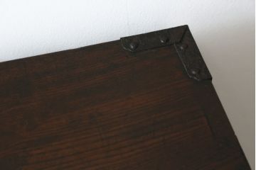 和製アンティーク　極上　三方ケヤキ材　印象的な丸い金具と、ケヤキの杢目が互いに引き立て合う上手二本松帳場箪笥(収納箪笥、引き出し、サイドキャビネット、戸棚)(R-051814)