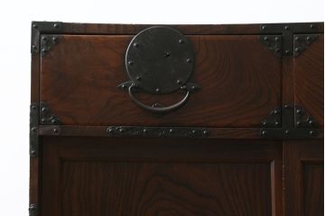 和製アンティーク　極上　三方ケヤキ材　印象的な丸い金具と、ケヤキの杢目が互いに引き立て合う上手二本松帳場箪笥(収納箪笥、引き出し、サイドキャビネット、戸棚)(R-051814)