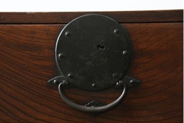 和製アンティーク　極上　三方ケヤキ材　印象的な丸い金具と、ケヤキの杢目が互いに引き立て合う上手二本松帳場箪笥(収納箪笥、引き出し、サイドキャビネット、戸棚)(R-051814)