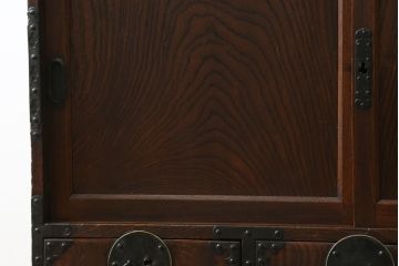和製アンティーク　極上　三方ケヤキ材　印象的な丸い金具と、ケヤキの杢目が互いに引き立て合う上手二本松帳場箪笥(収納箪笥、引き出し、サイドキャビネット、戸棚)(R-051814)