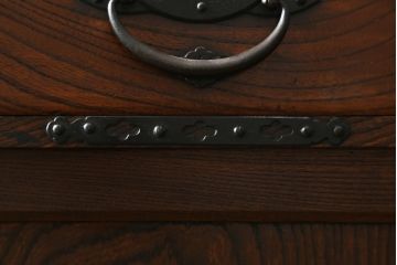 和製アンティーク　極上　三方ケヤキ材　印象的な丸い金具と、ケヤキの杢目が互いに引き立て合う上手二本松帳場箪笥(収納箪笥、引き出し、サイドキャビネット、戸棚)(R-051814)