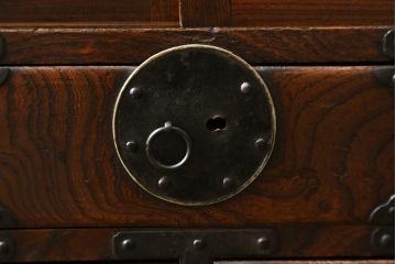 和製アンティーク　極上　三方ケヤキ材　印象的な丸い金具と、ケヤキの杢目が互いに引き立て合う上手二本松帳場箪笥(収納箪笥、引き出し、サイドキャビネット、戸棚)(R-051814)