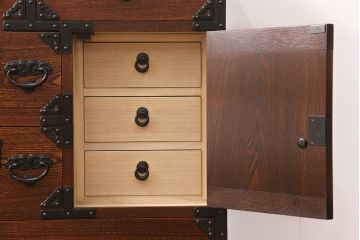 中古　美品　秋田県　川連漆民芸箪笥　無垢材　職人のこだわりを感じられる重厚な佇まいのがんこ箪笥(整理タンス、収納箪笥、引き出し、サイドチェスト)(定価約75万円)(R-051815)