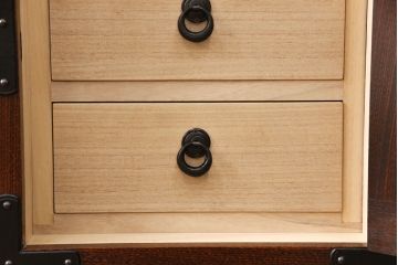 中古　美品　秋田県　川連漆民芸箪笥　無垢材　職人のこだわりを感じられる重厚な佇まいのがんこ箪笥(整理タンス、収納箪笥、引き出し、サイドチェスト)(定価約75万円)(R-051815)