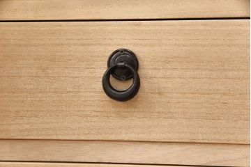 中古　美品　秋田県　川連漆民芸箪笥　無垢材　職人のこだわりを感じられる重厚な佇まいのがんこ箪笥(整理タンス、収納箪笥、引き出し、サイドチェスト)(定価約75万円)(R-051815)